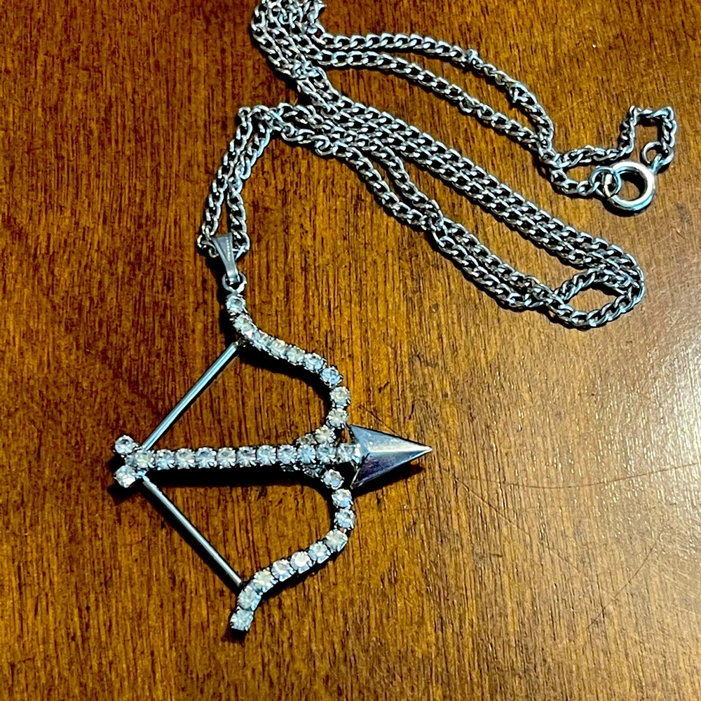 VINTAGE PRONG SET RHINESTONE CUPIDS BOW & ARROW NECKLACE